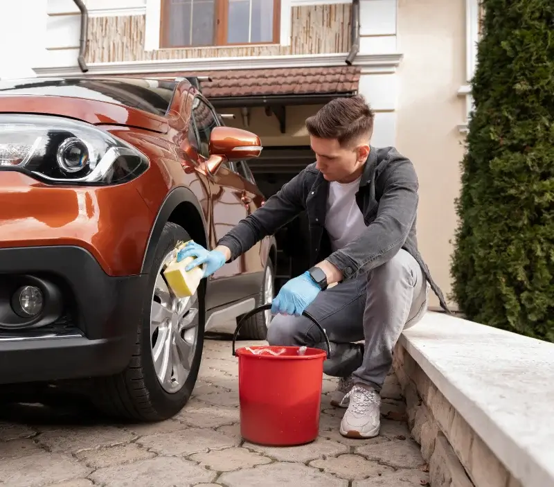 Lavage auto à domicile Olmiccia : professionnel intervenant sur un véhicule